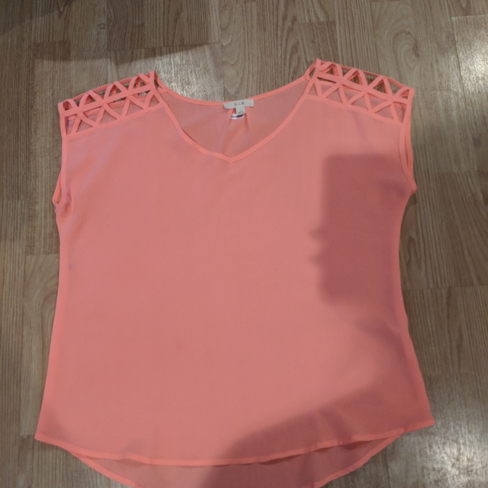 🌼2/$15 Coral Lattice work arm short sleeve shirt